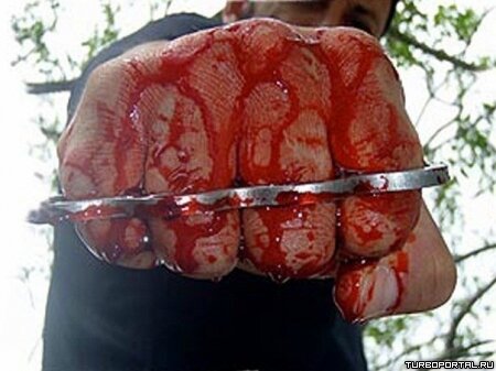 Кулак и кастет в крови (фото)