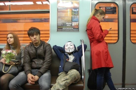 Школьник в маске Гая Фокса философствует в метро