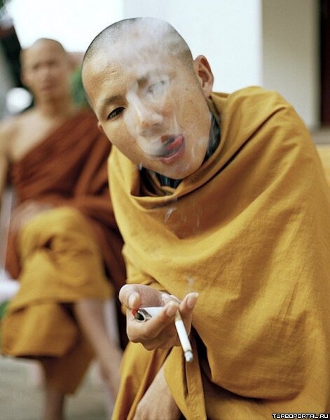 Буддист монах курит сигарету (фото)