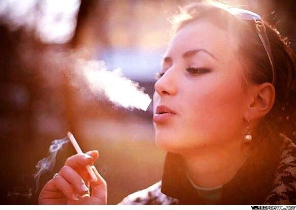 Дым изо рта девушки (фото)