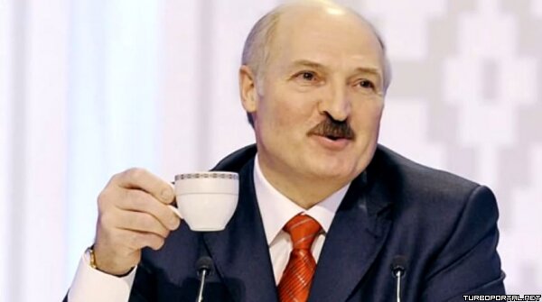 Довольный Александр Лукашенко с чашкой (фото)
