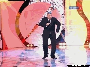 Евгений Петросян танцует на сцене (гифка)