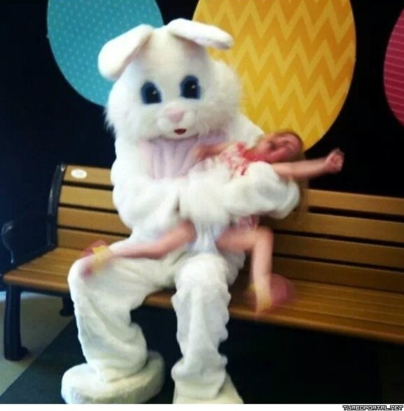 Орущий ребёнок и человек в костюме зайца (фото)