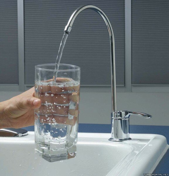 Воду наливают в стакан из крана (фото)