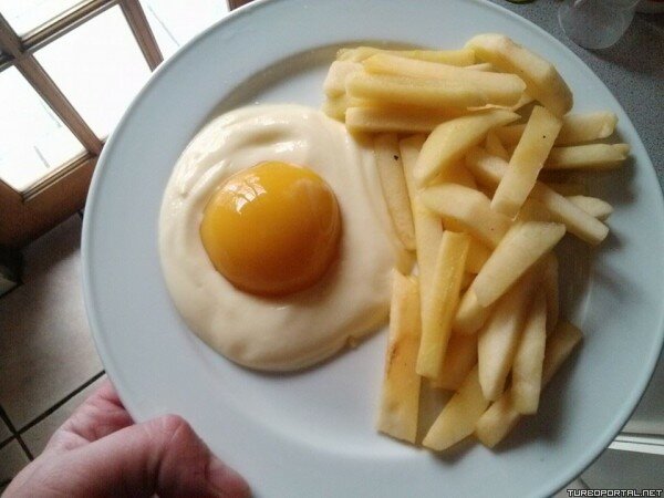 Полезная Яичница из Йогурта, персика и яблока (фото)