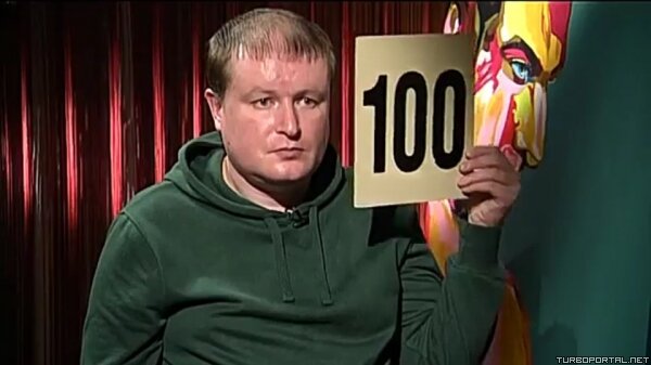 Николай Должанский показывает табличку «100 баллов»